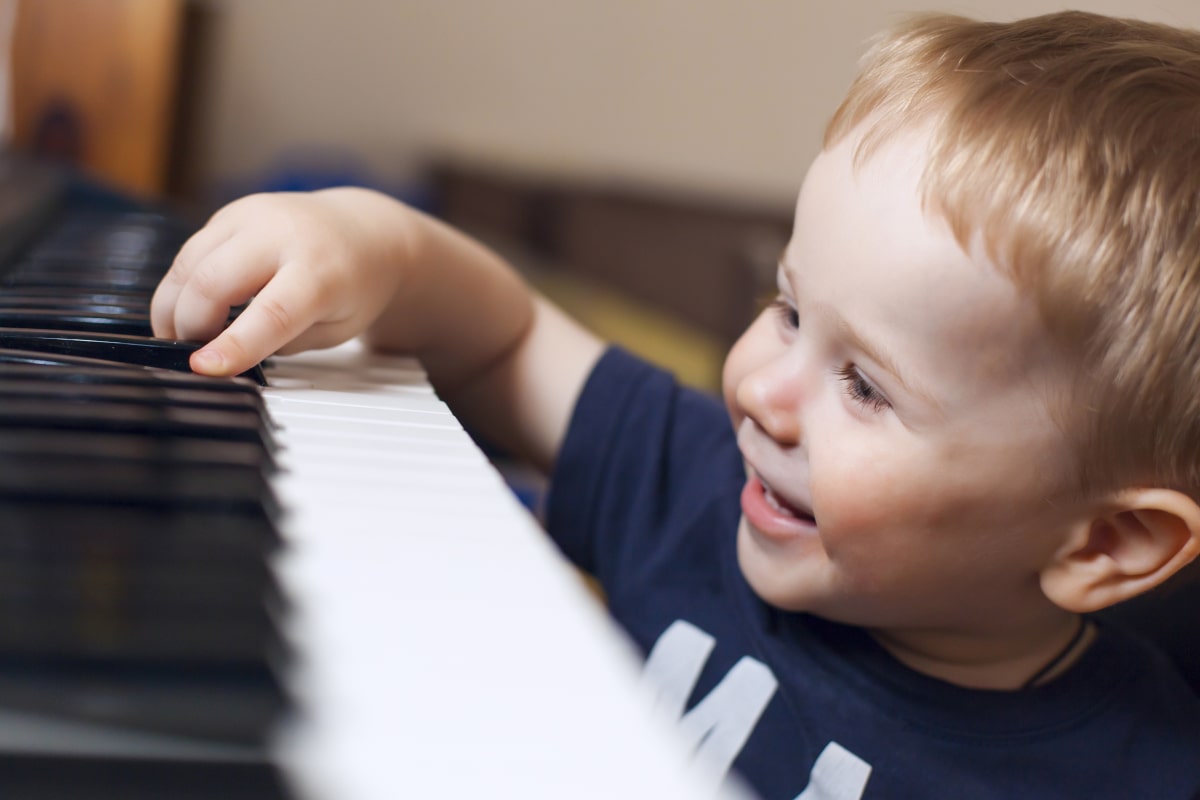 Talent Muzyczny Słuch Absolutny dziecko gra na pianinie