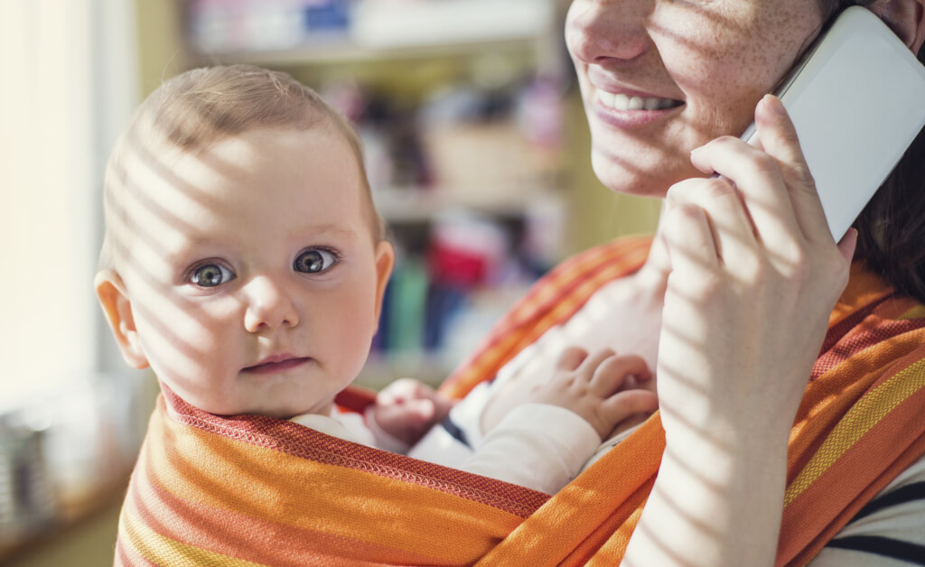 Chusty Do Noszenia Niemowląt Noworodków Wady Zalety 4 miesiące dziecko w chuście z matką