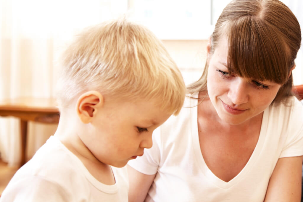 Wczesna Edukacja Dziecka Konsekwencje Przerw 7 Kroków Do Systematyczności chłopiec 2-3 lata z matką