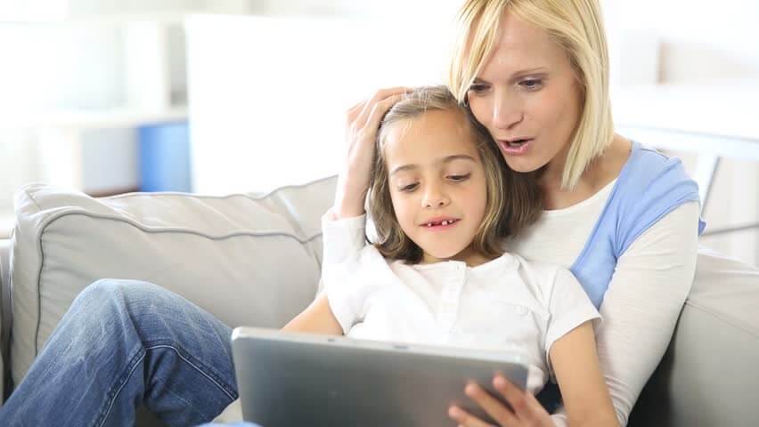 nauka czytania online aplikacja książeczka mama i córka patrzą na tablet