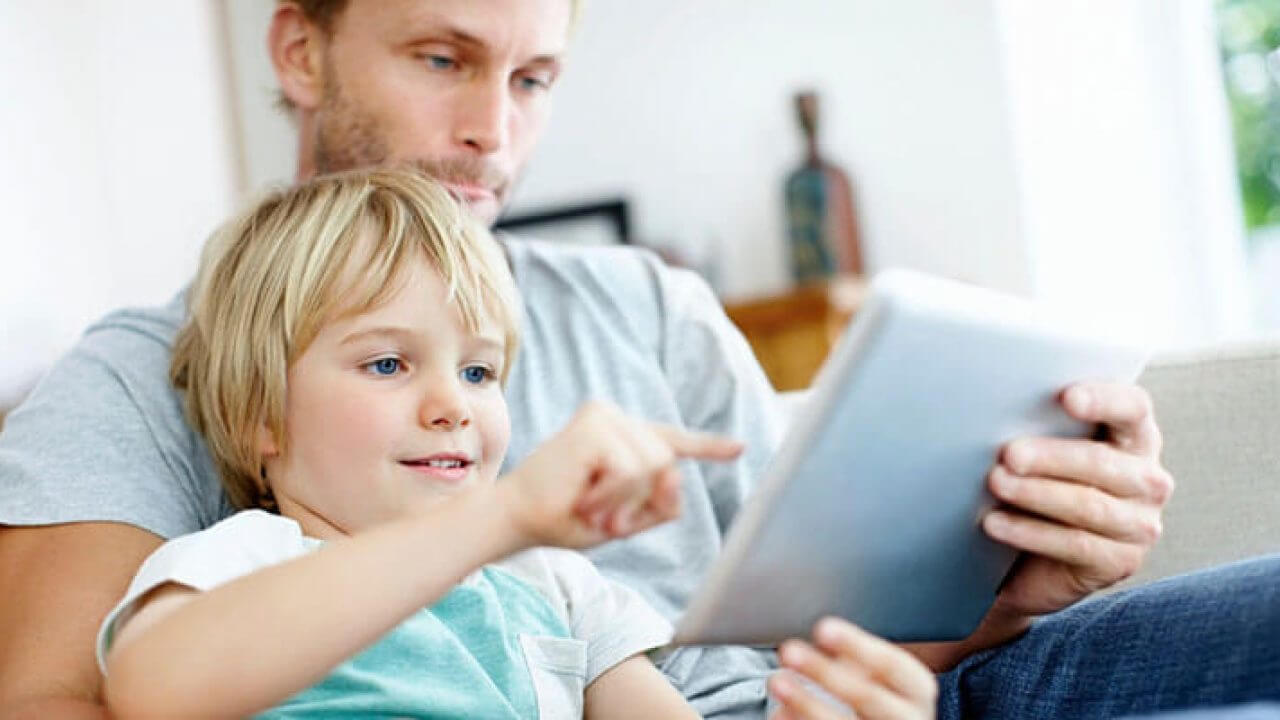 Jak nauczyć czytać dziecko 6-letnie program komputerowy aplikacja do nauki czytania Dziecko z rodzicem