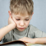 Jak zachęcić dziecko 7-letnie do nauki czytania – dwie drogi postępowania